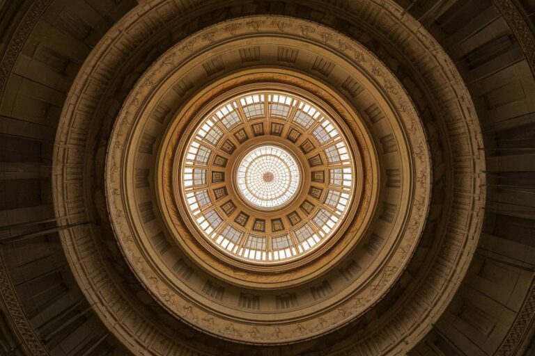 Visites de monuments : transmettre l’histoire et nourrir la mémoire collective